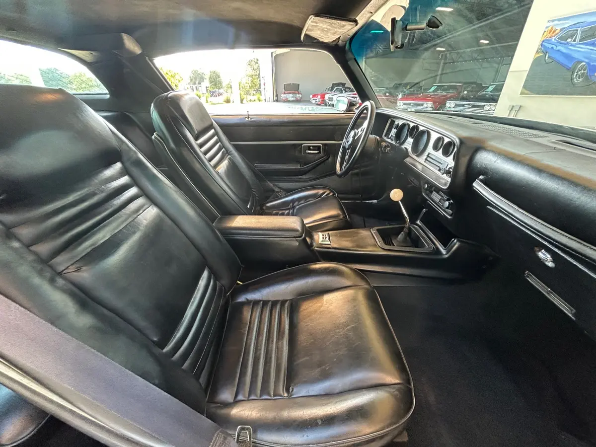 Vehicle photo 26