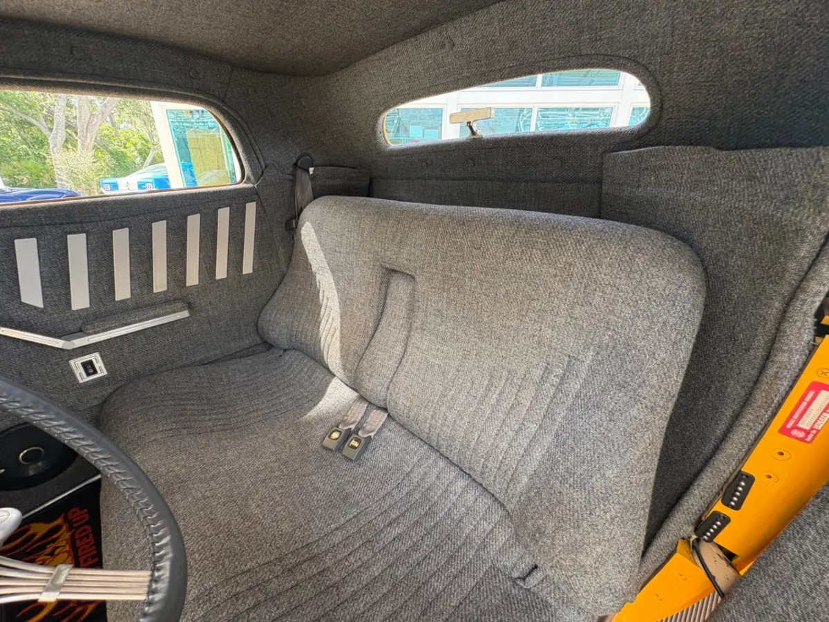 Vehicle photo 30