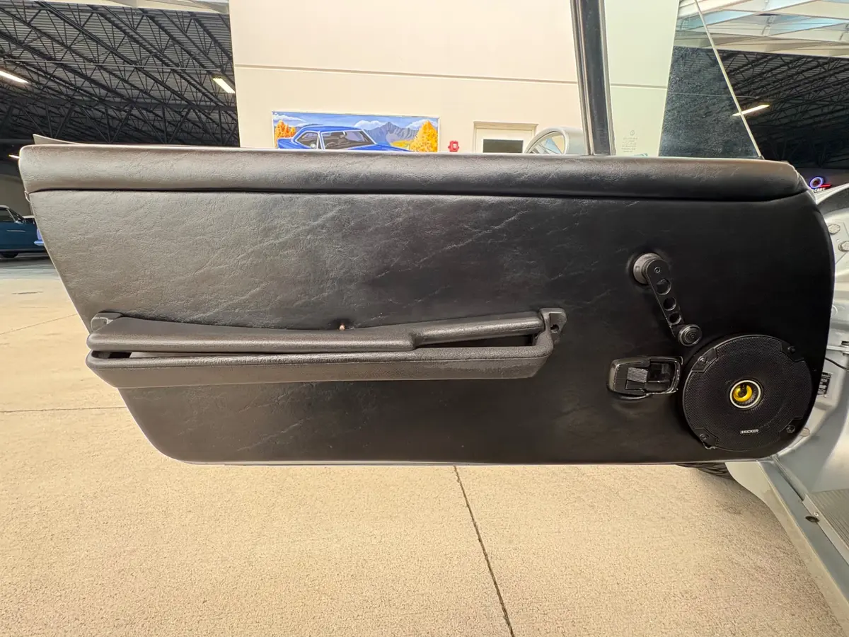 Vehicle photo 25