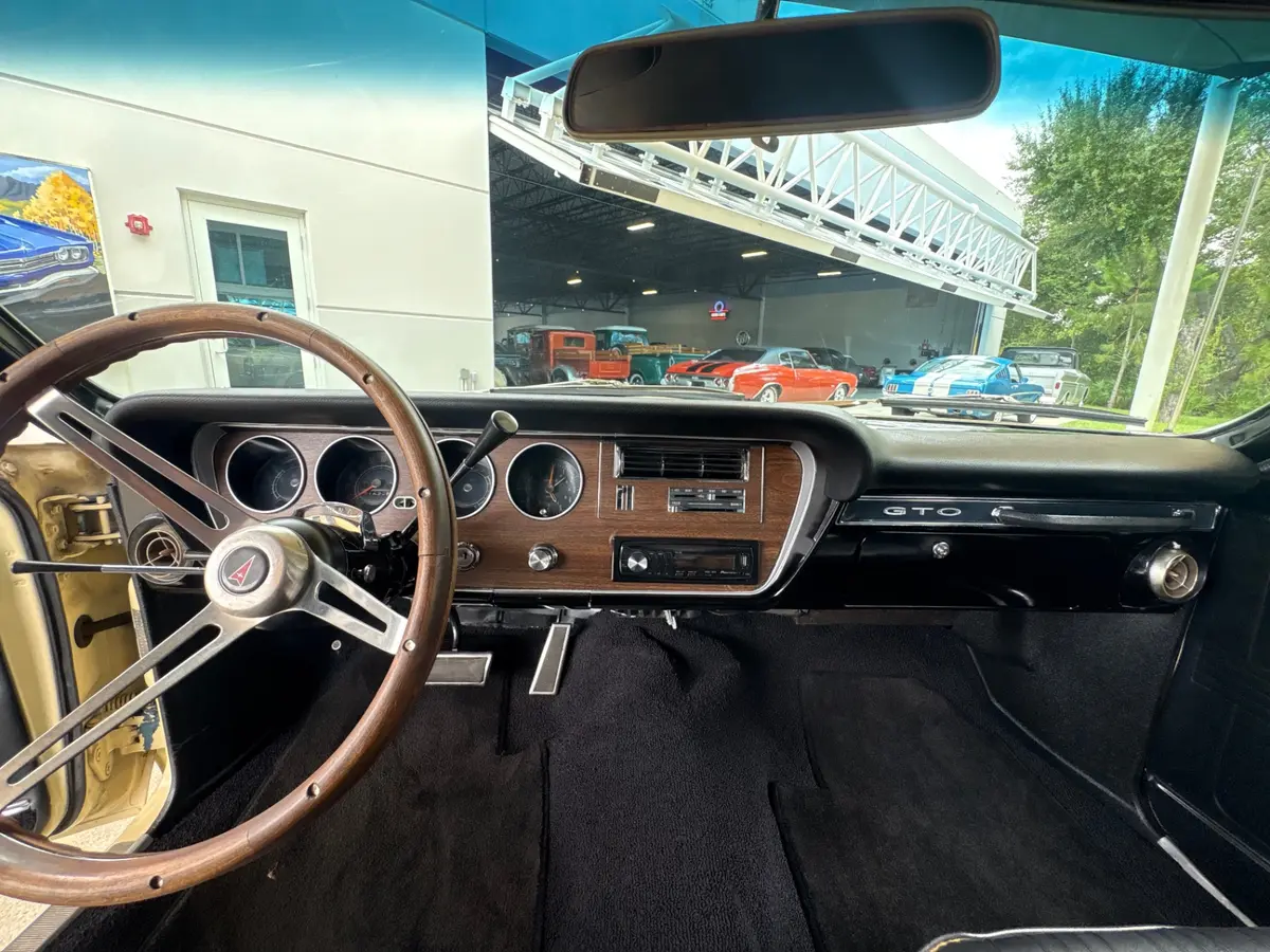 Vehicle photo 41