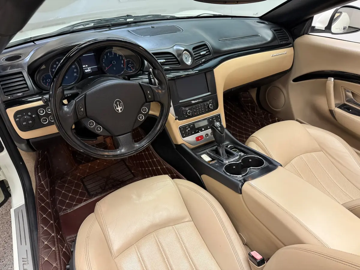 Vehicle photo 24