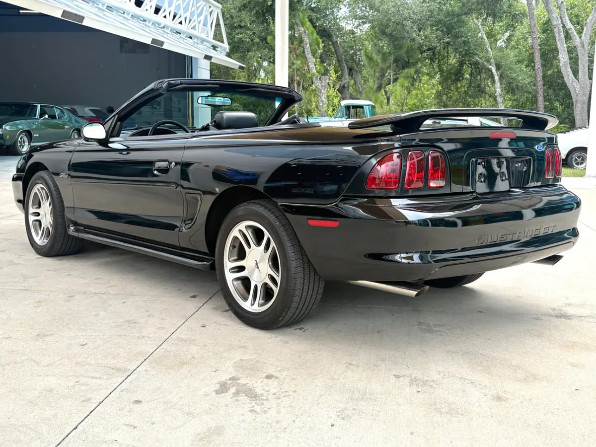 Vehicle photo 9
