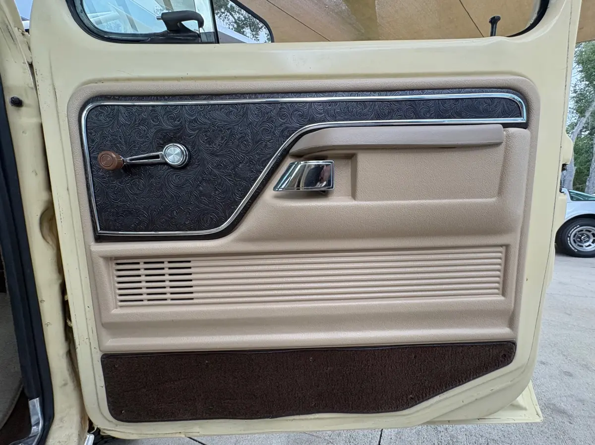 Vehicle photo 37