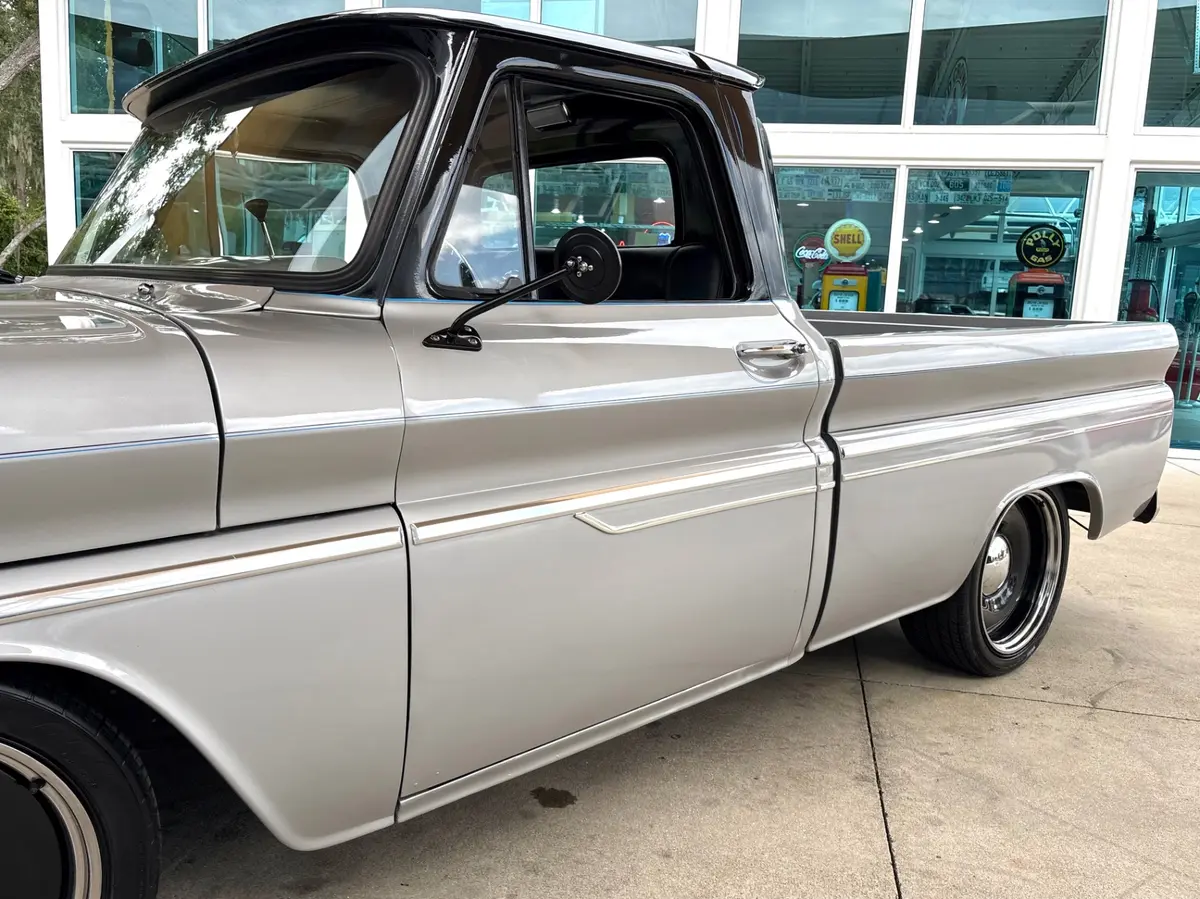 Vehicle photo 13