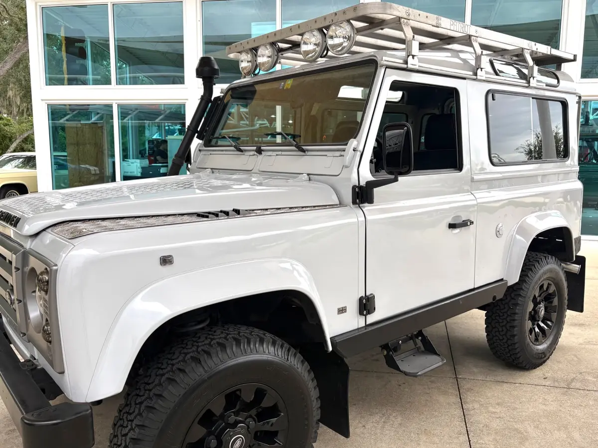 Vehicle photo 12