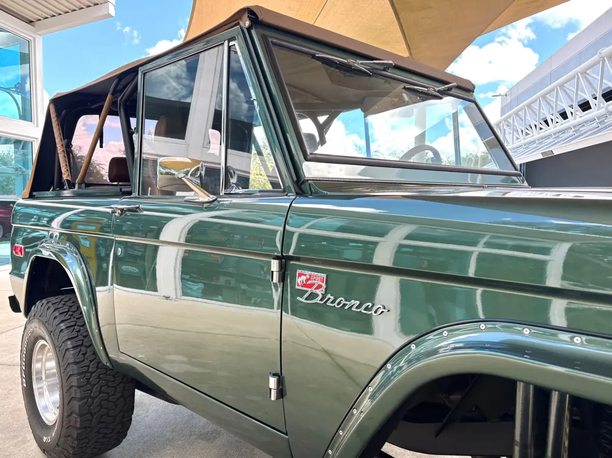 Vehicle photo 25