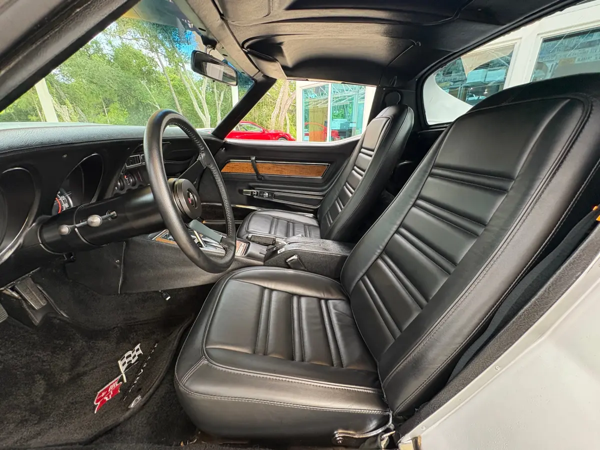 Vehicle photo 33