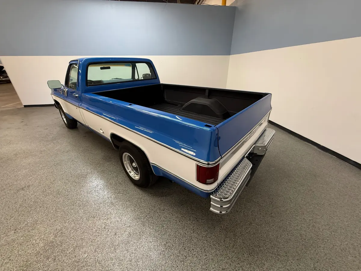 Vehicle photo 4