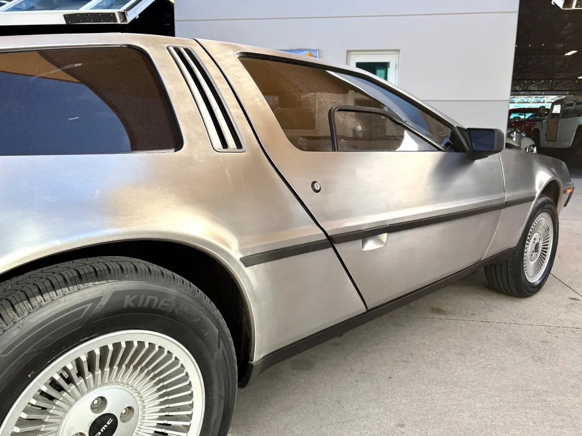 Vehicle photo 17