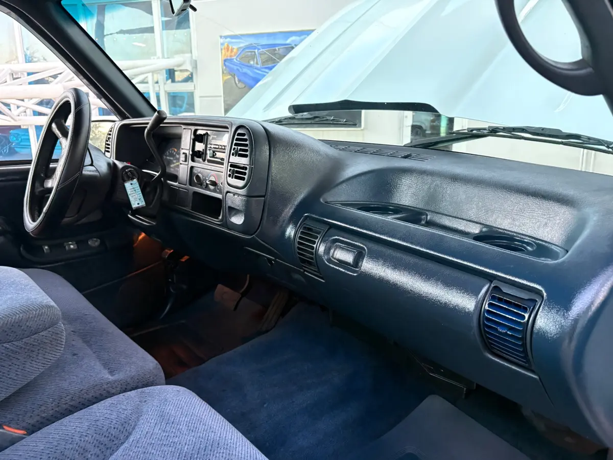 Vehicle photo 37