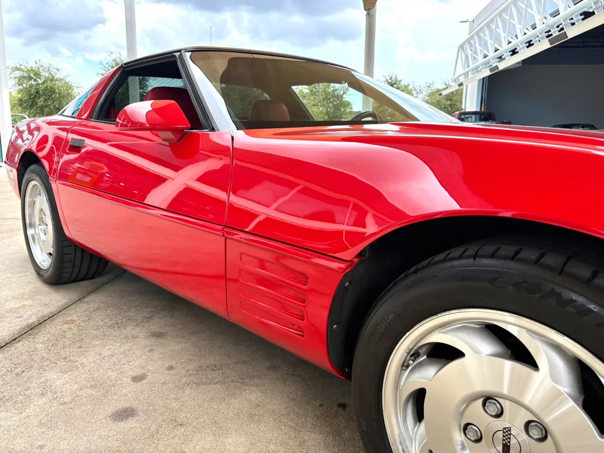 Vehicle photo 19