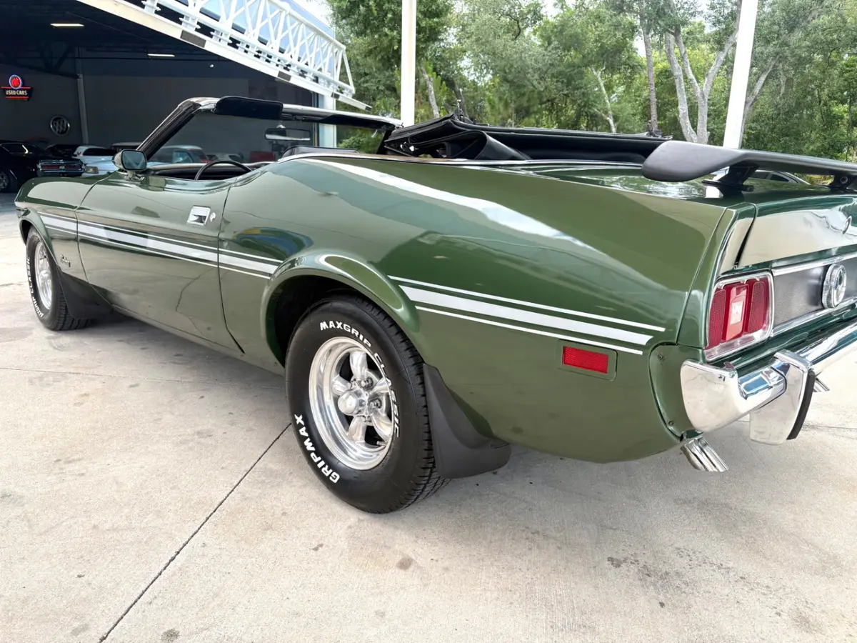 Vehicle photo 15