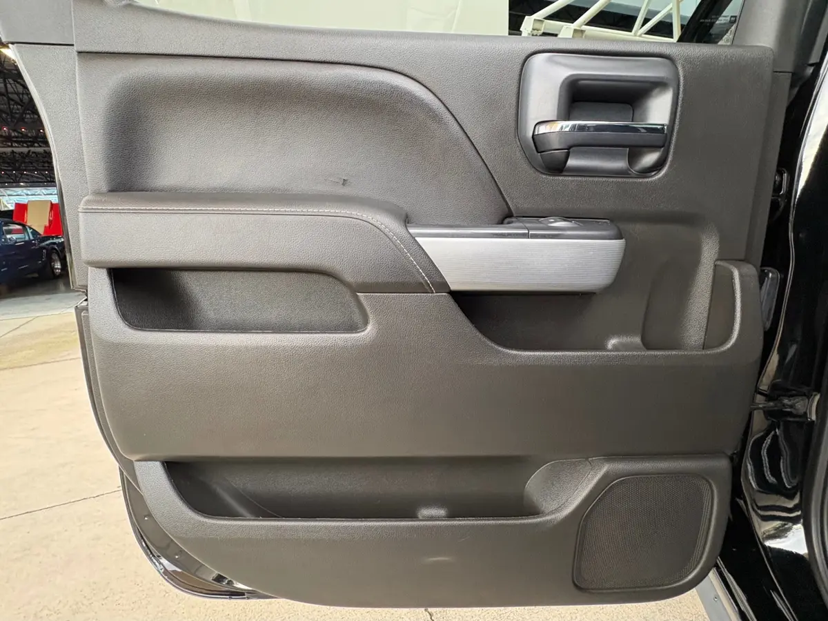 Vehicle photo 37