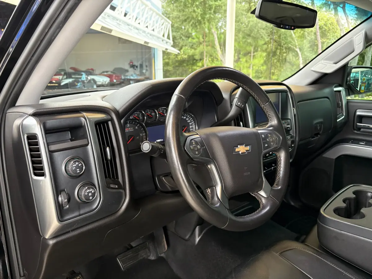 Vehicle photo 31