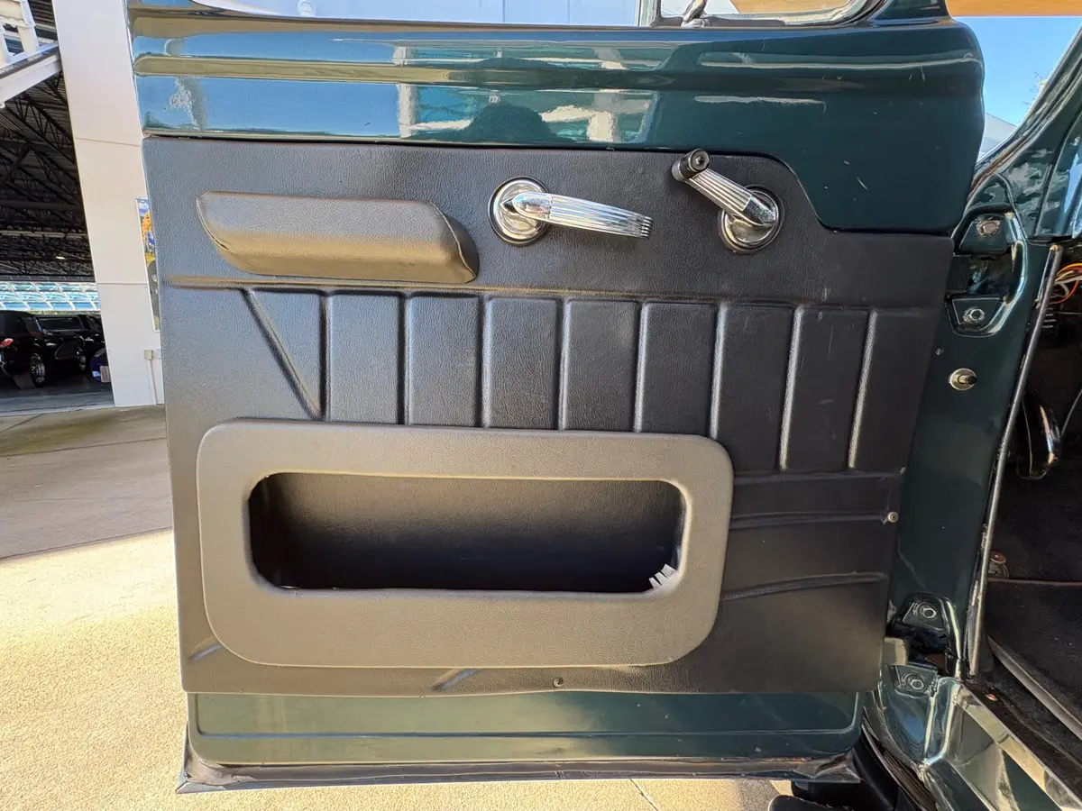 Vehicle photo 29