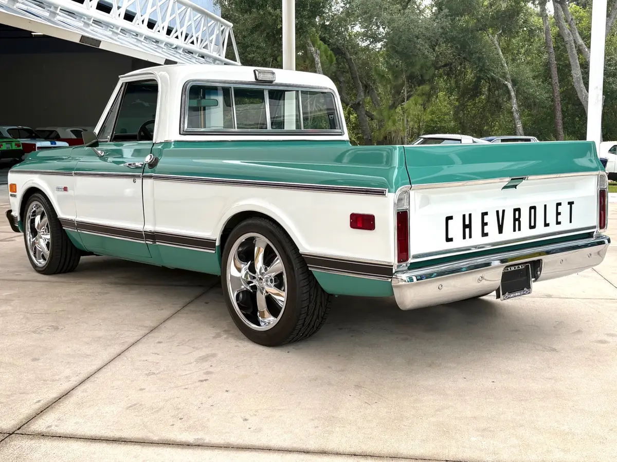 Vehicle photo 10