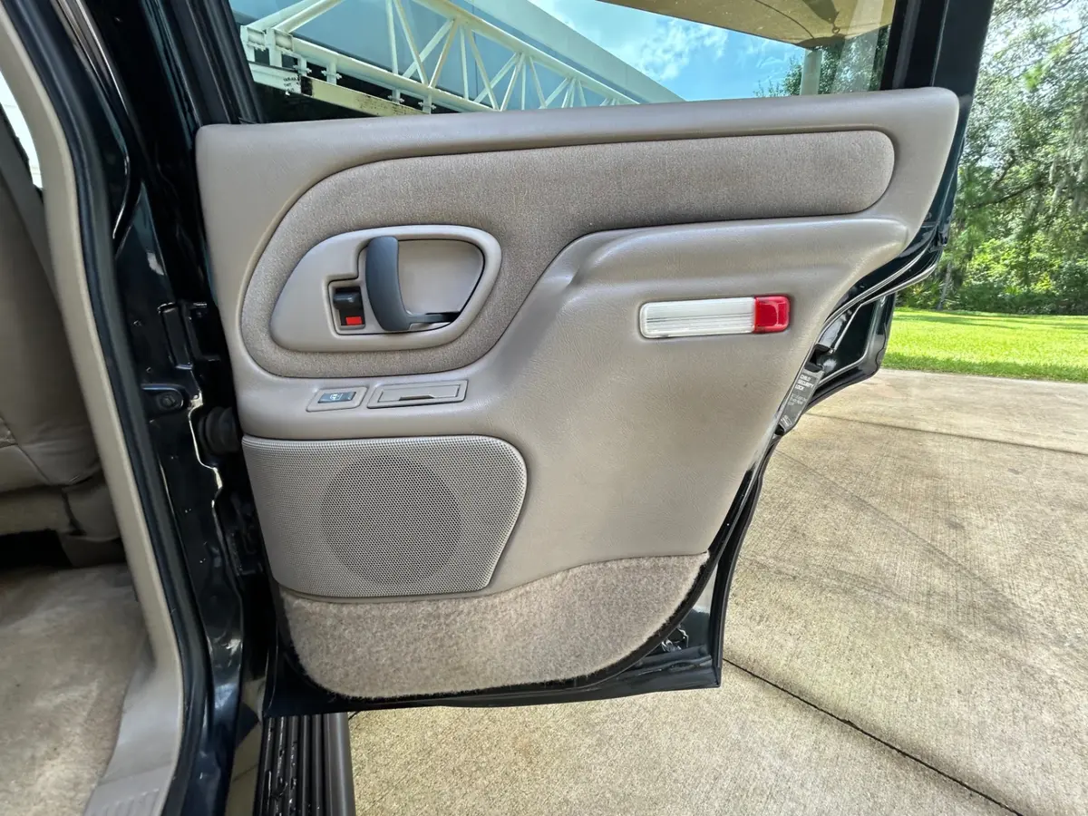 Vehicle photo 27