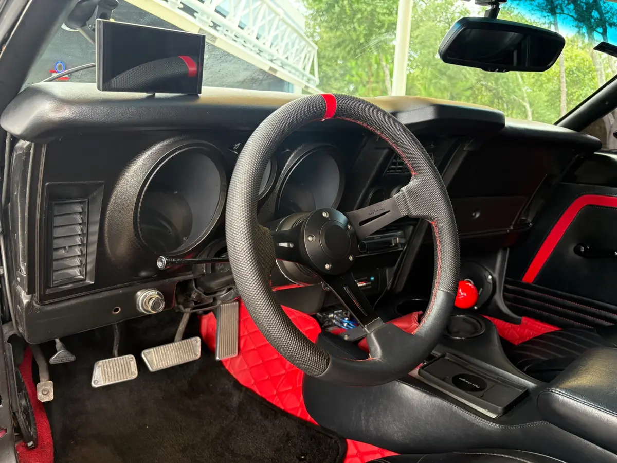 Vehicle photo 30
