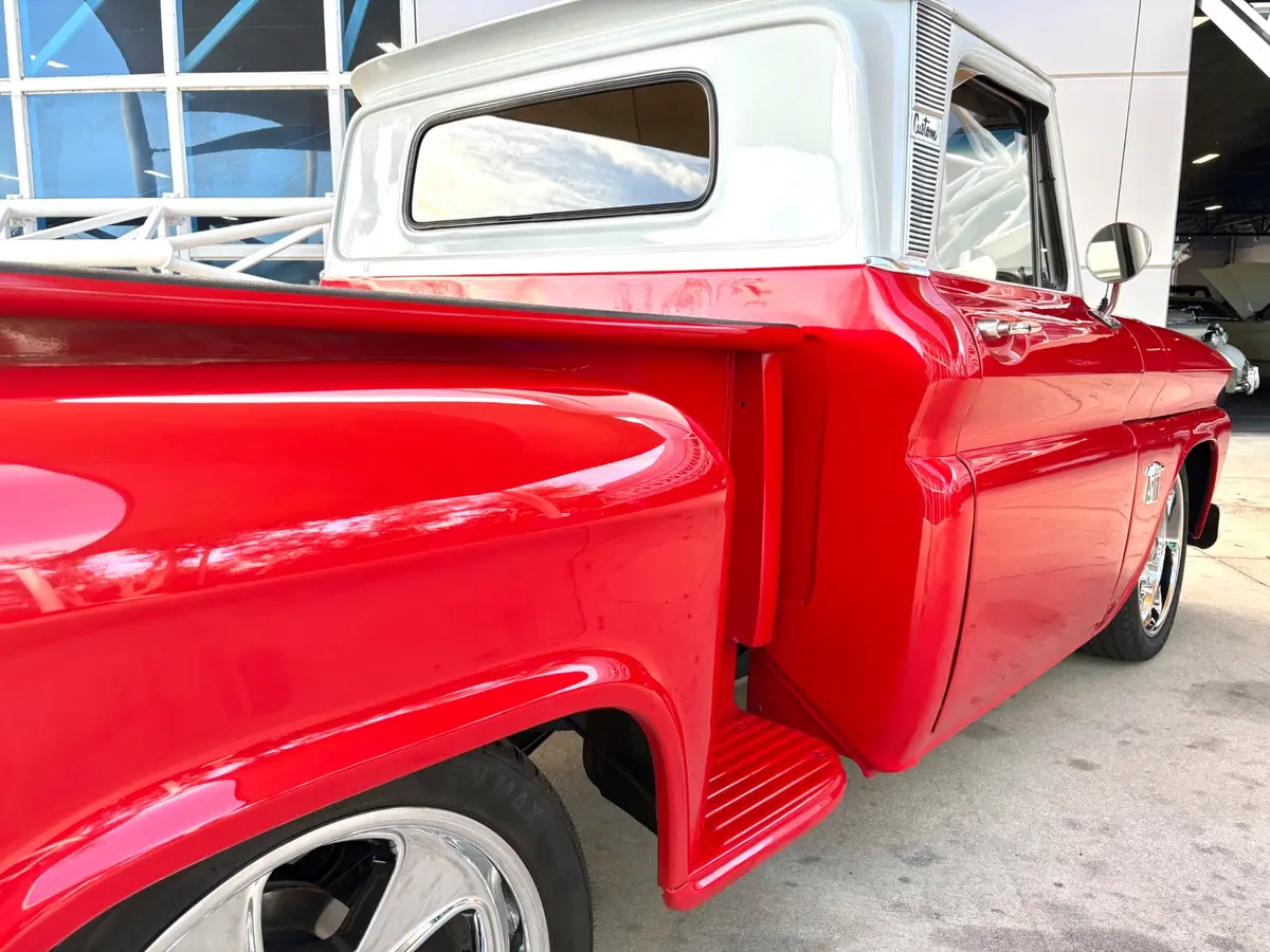 Vehicle photo 17