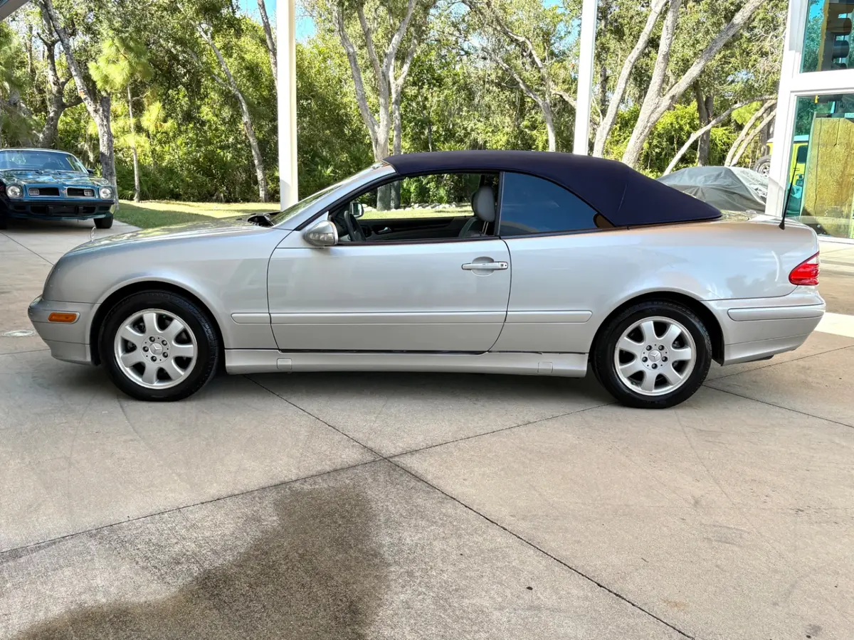 Vehicle photo 23