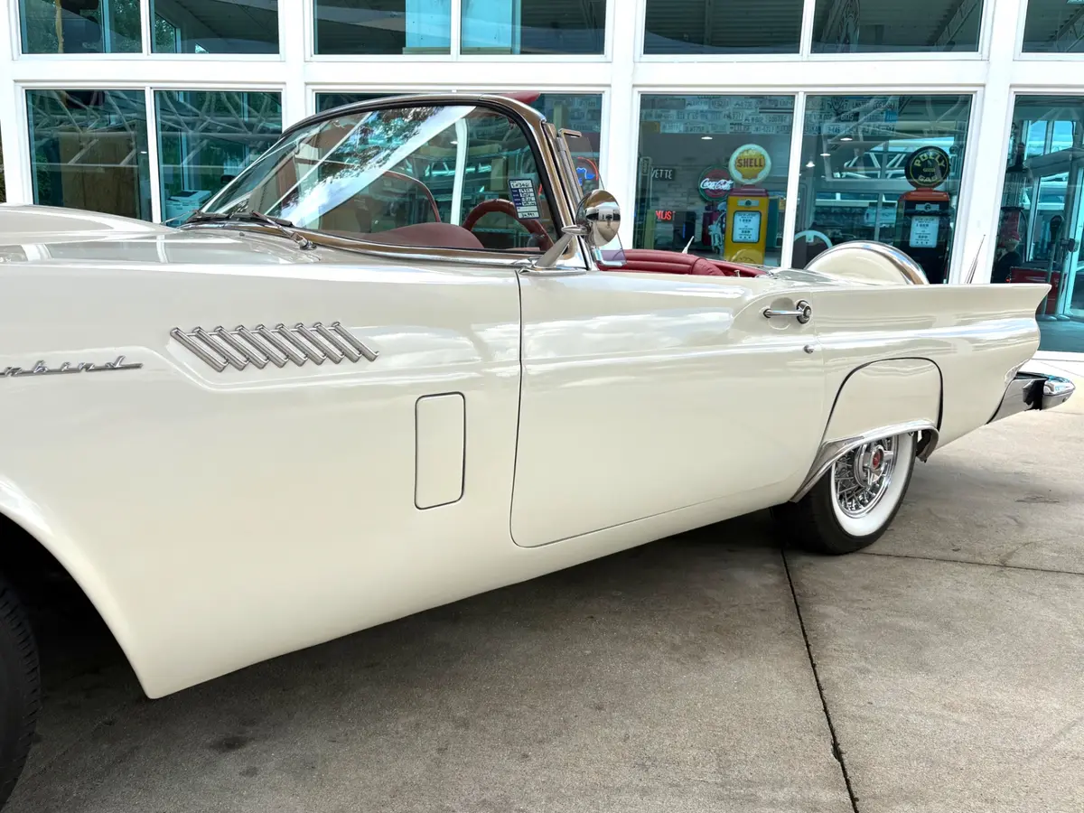 Vehicle photo 13