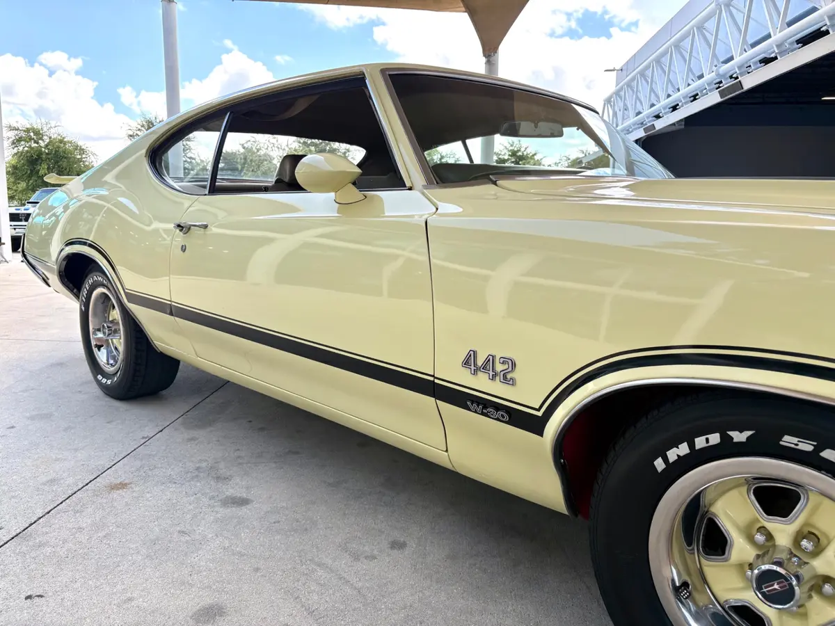 Vehicle photo 18
