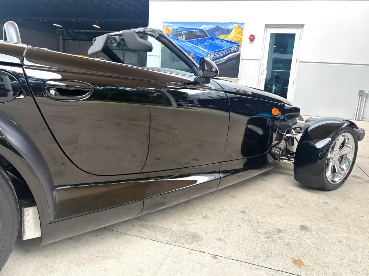 Vehicle photo 17