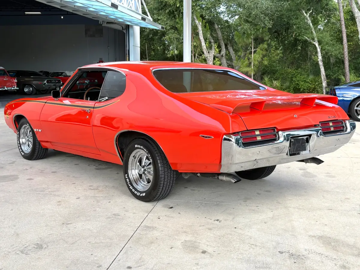 Vehicle photo 10