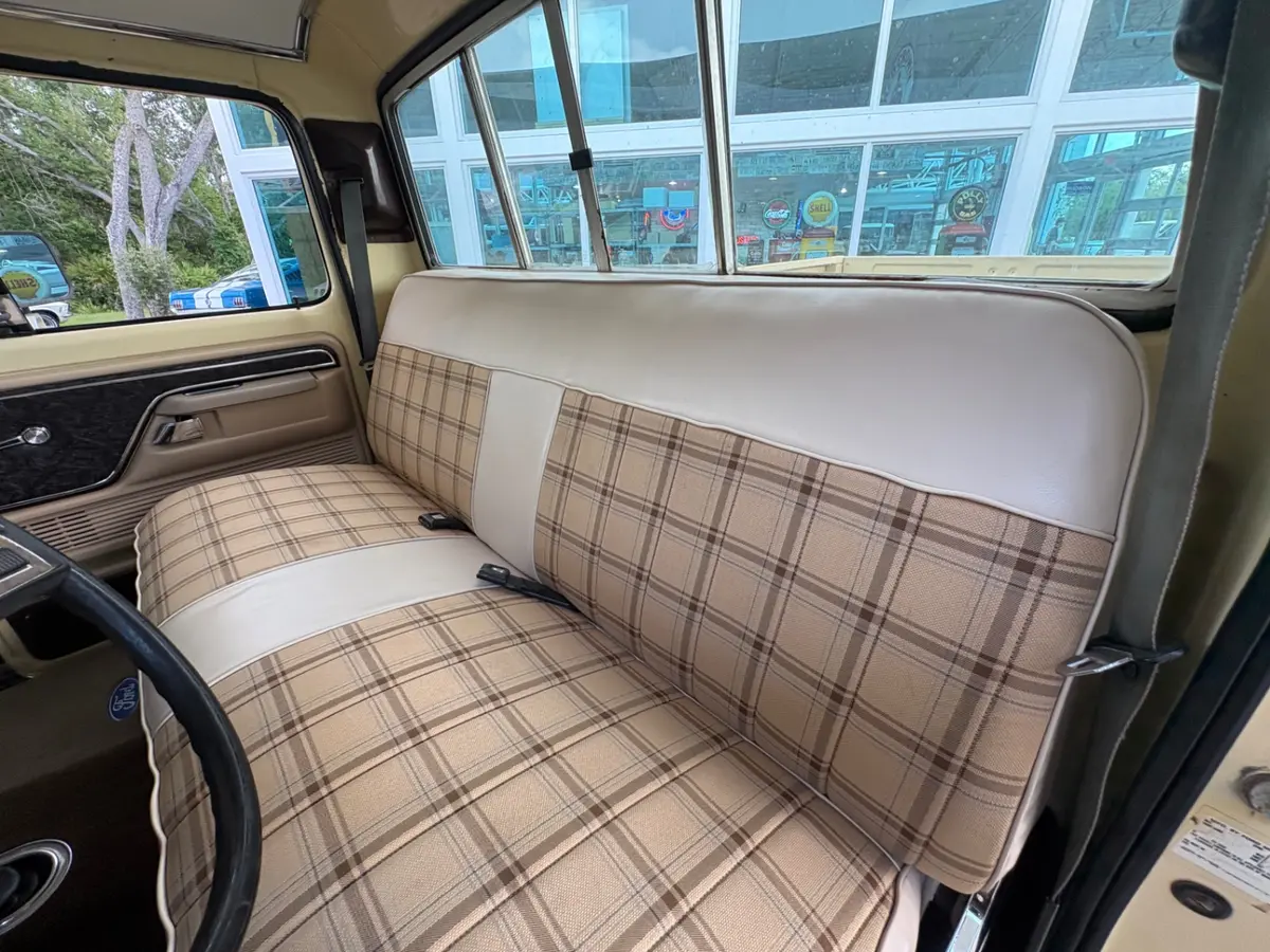 Vehicle photo 34