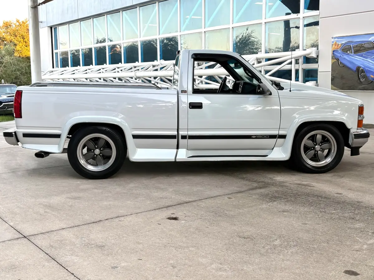 Vehicle photo 5