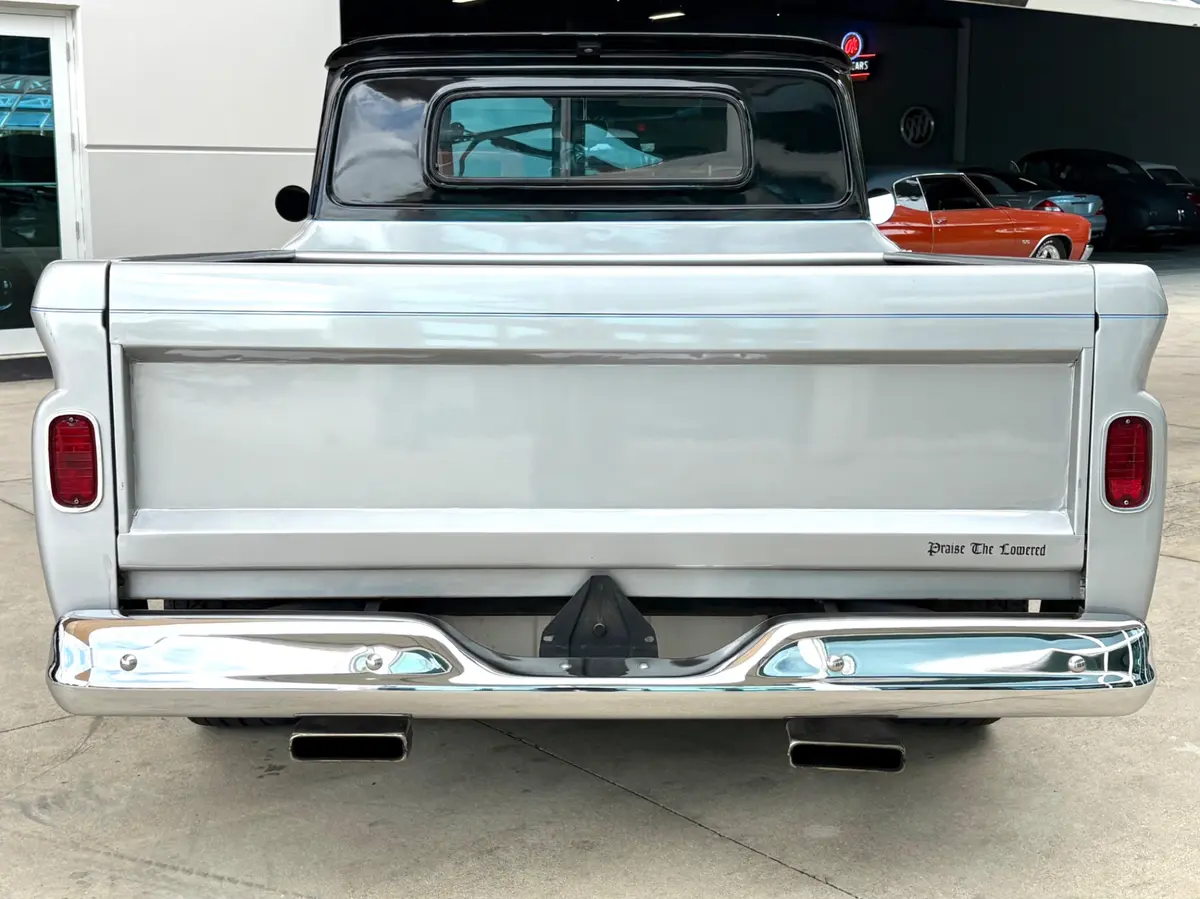 Vehicle photo 7