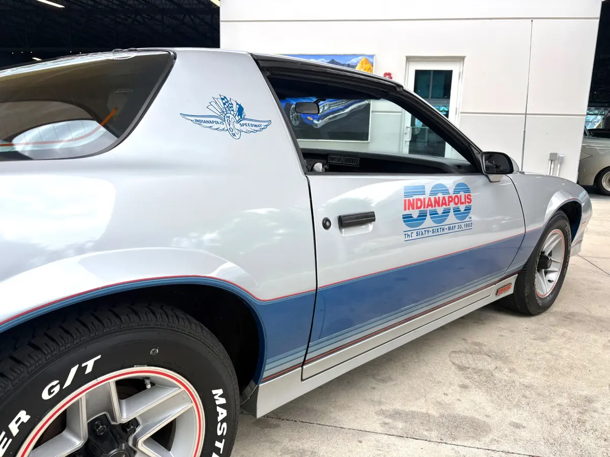 Vehicle photo 17