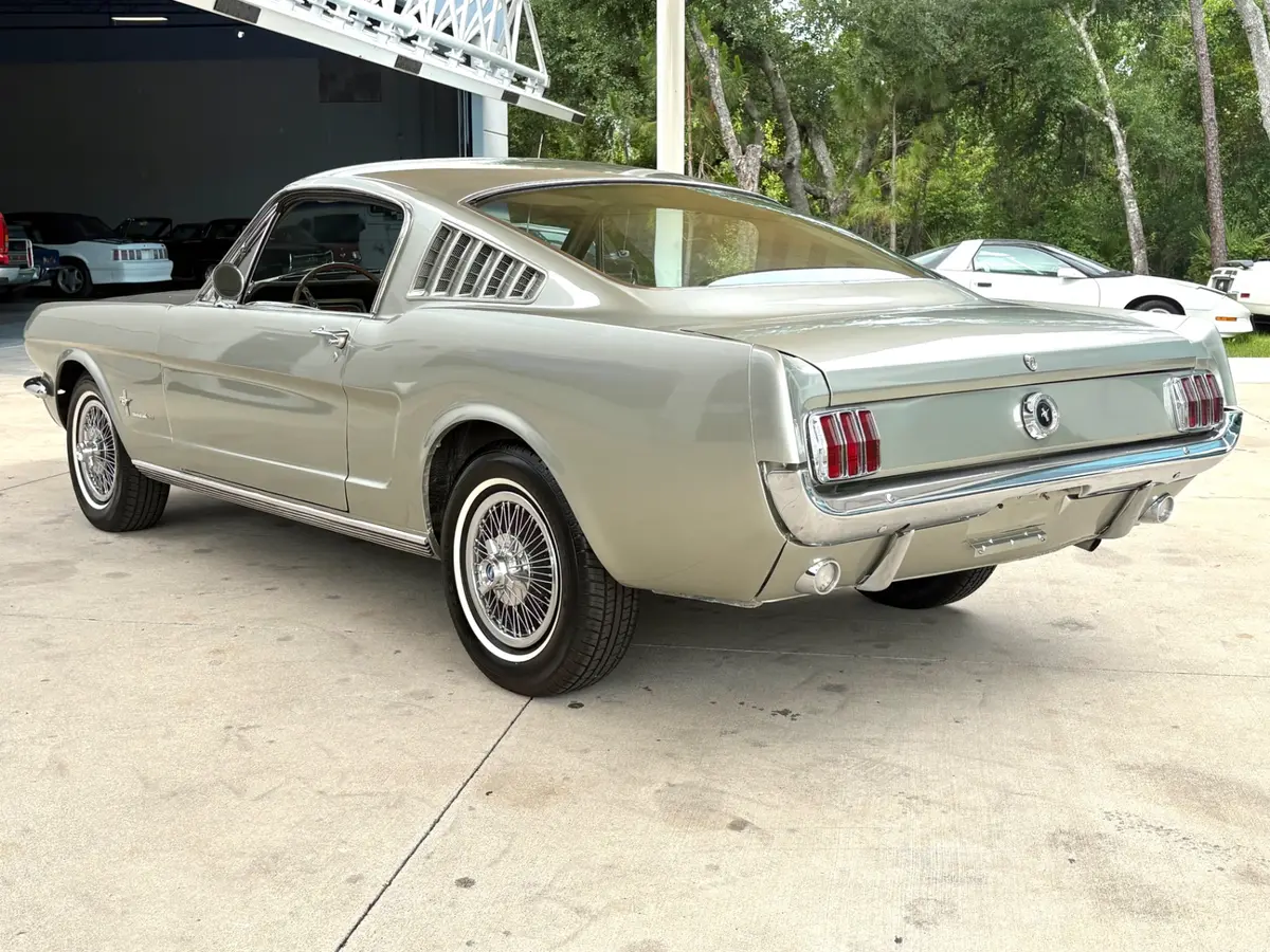 Vehicle photo 9