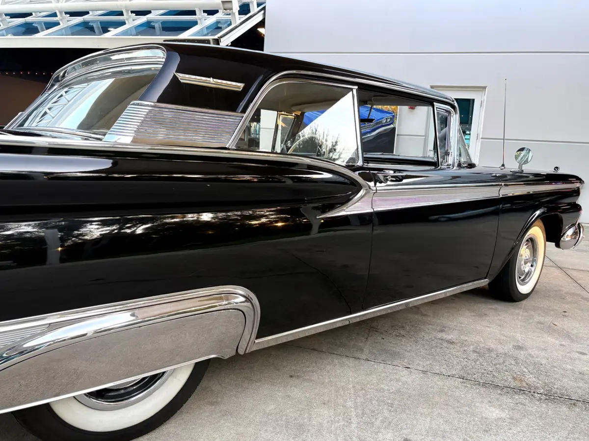 Vehicle photo 17