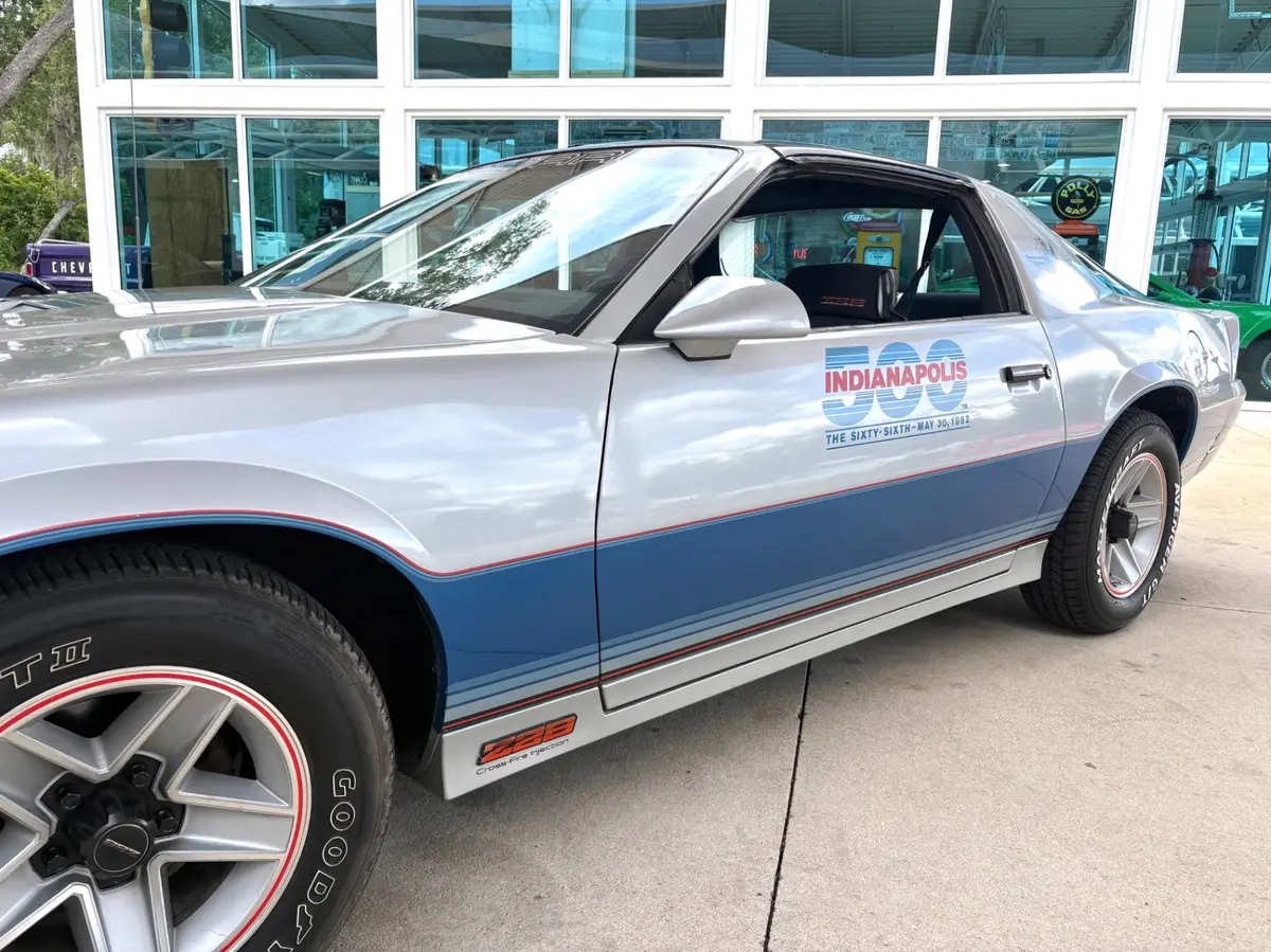 Vehicle photo 13