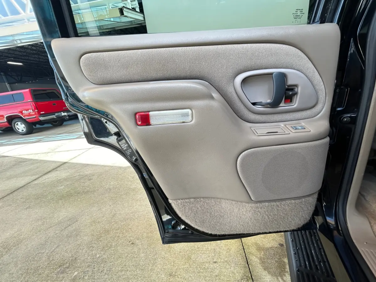 Vehicle photo 21