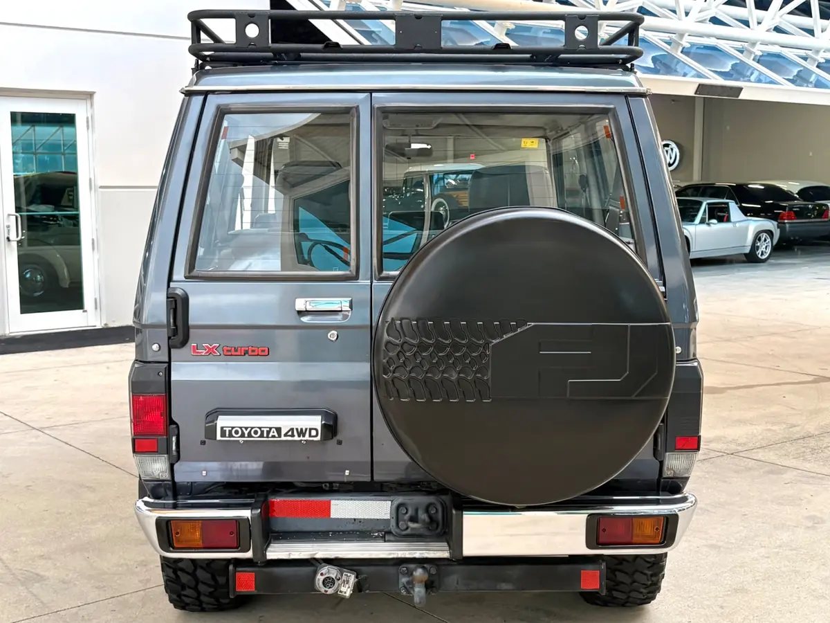 Vehicle photo 7