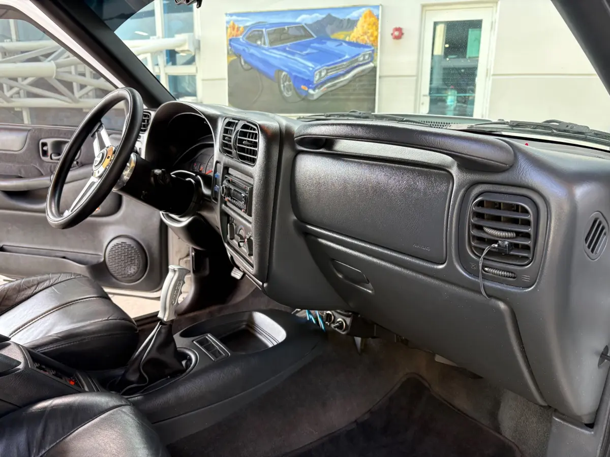 Vehicle photo 37