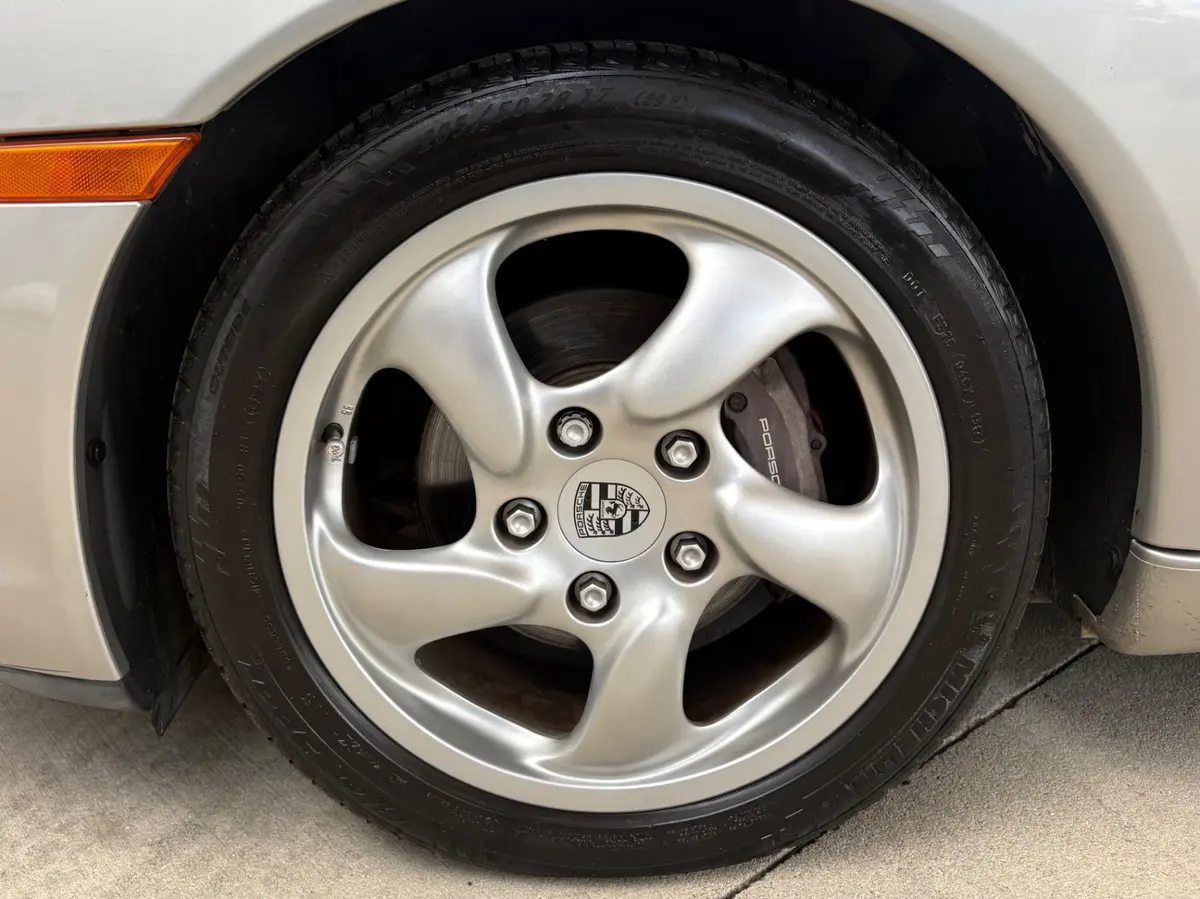 Vehicle photo 27