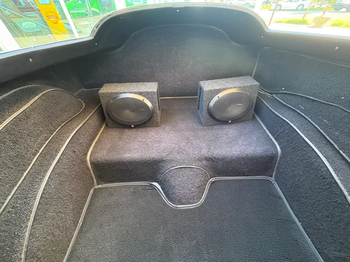 Vehicle photo 32