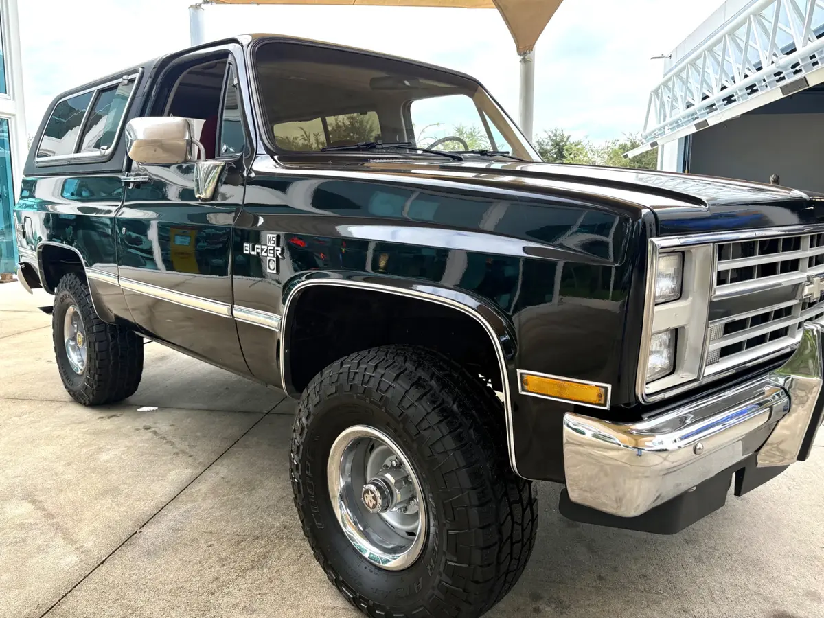 Vehicle photo 19