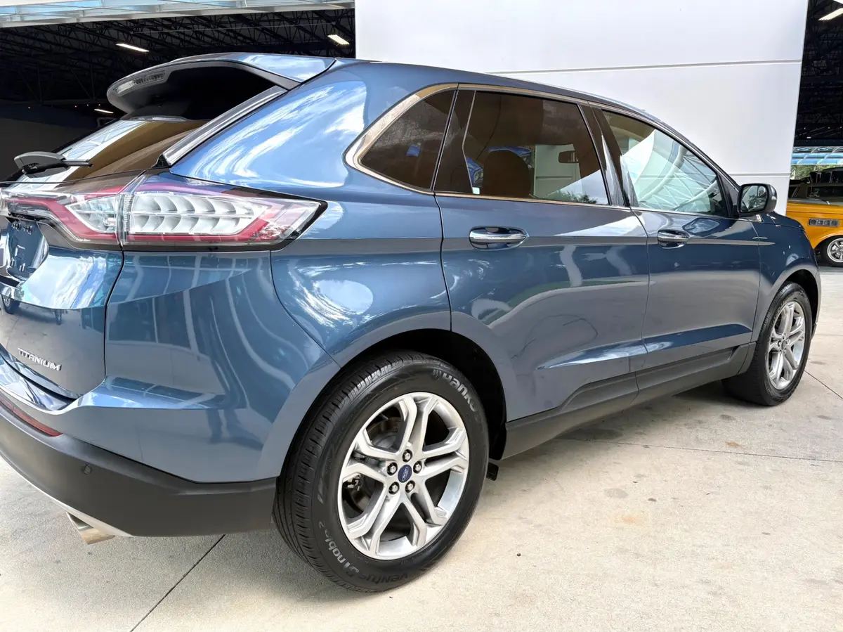 Vehicle photo 17