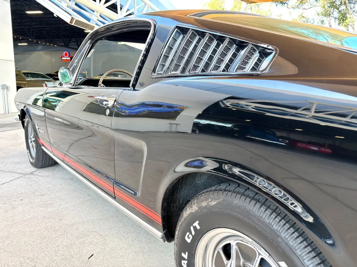 Vehicle photo 15