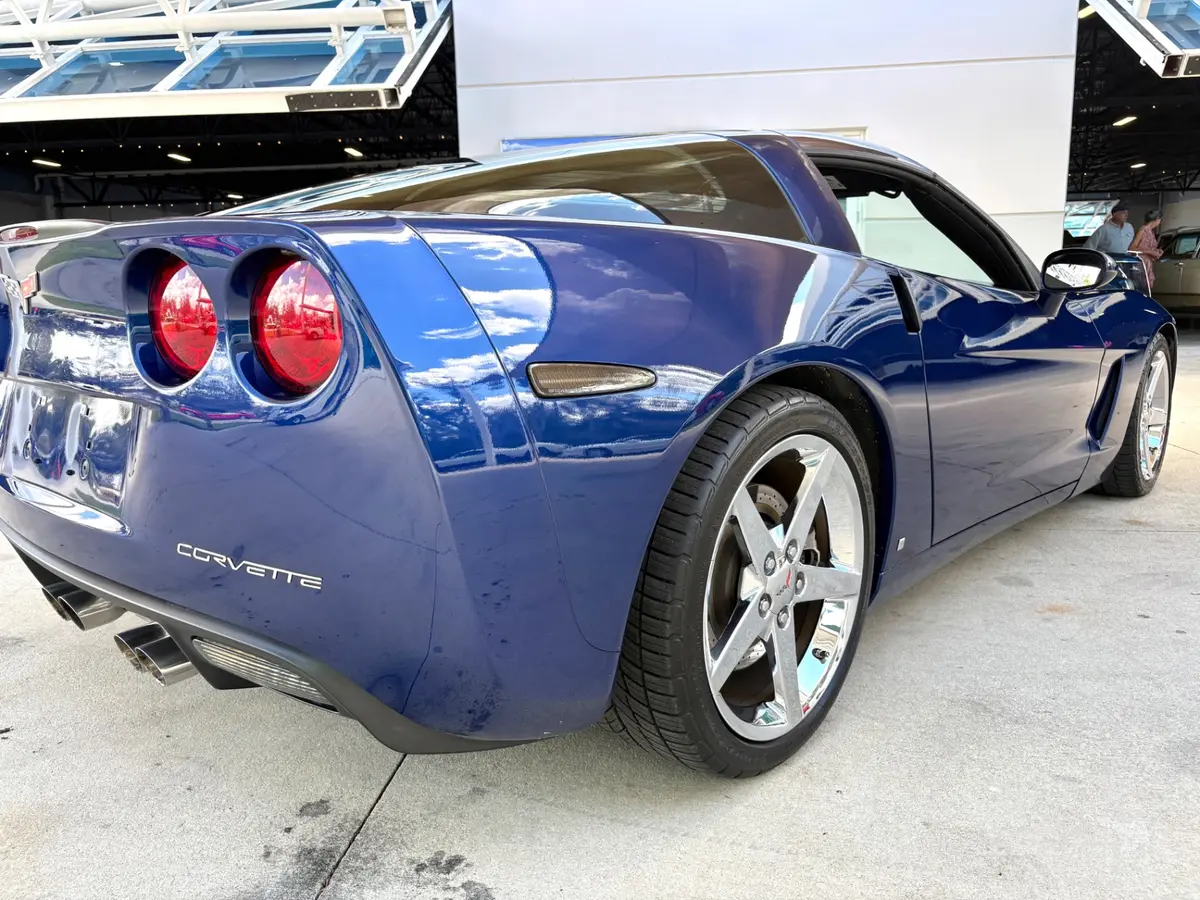 Vehicle photo 17