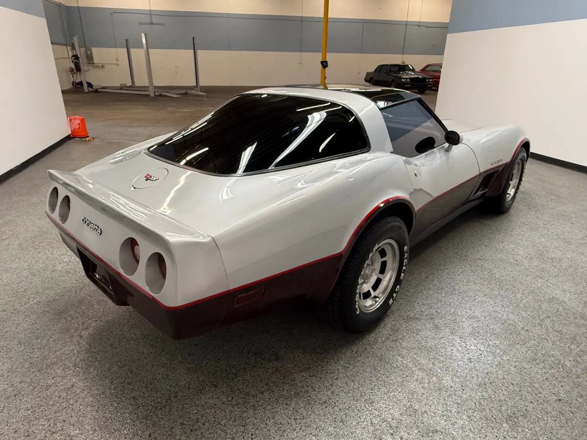 Vehicle photo 6