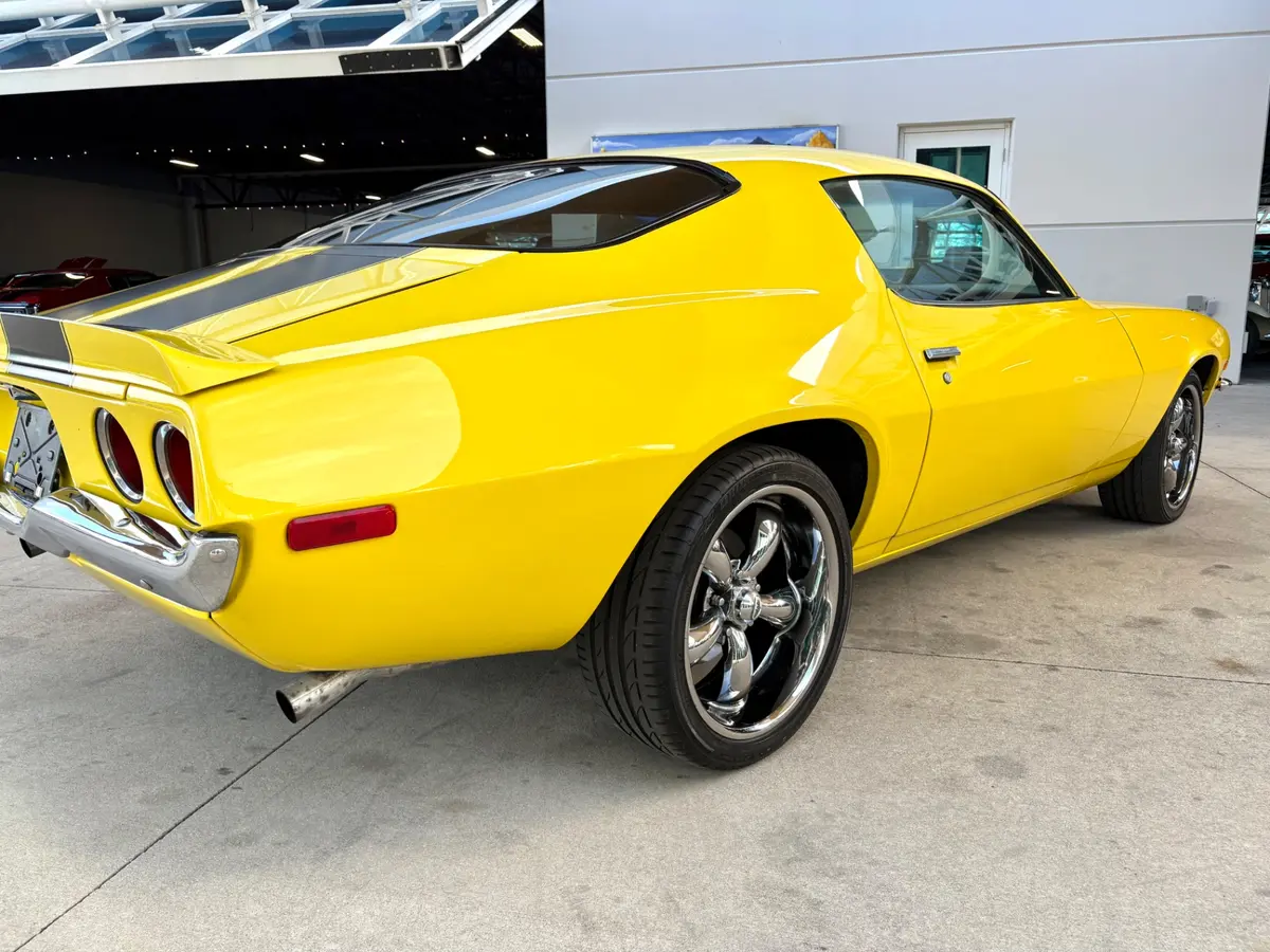 Vehicle photo 16
