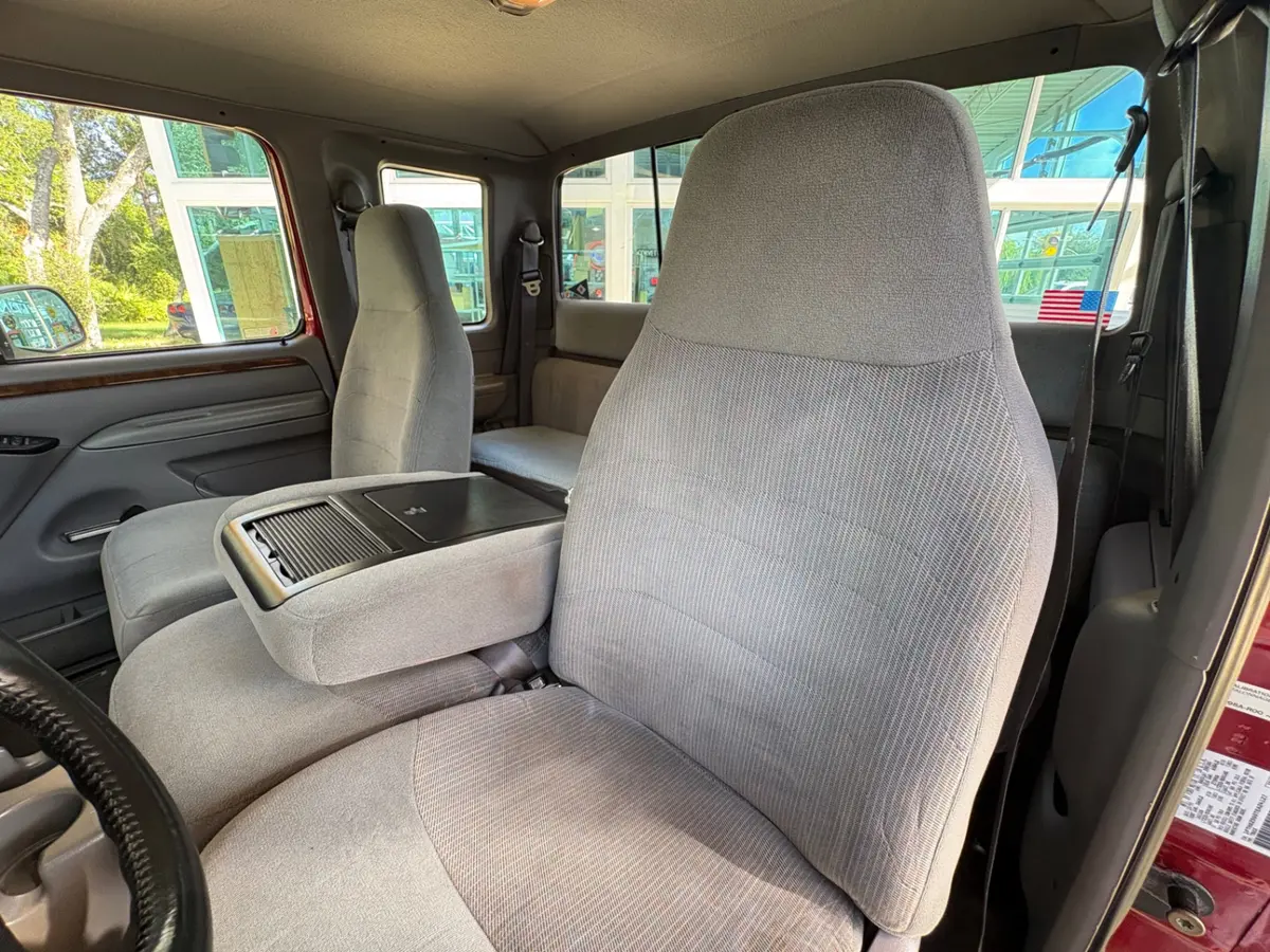 Vehicle photo 32