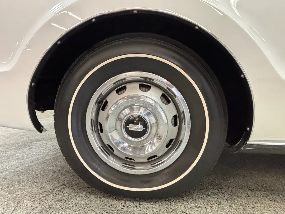 Vehicle photo 11
