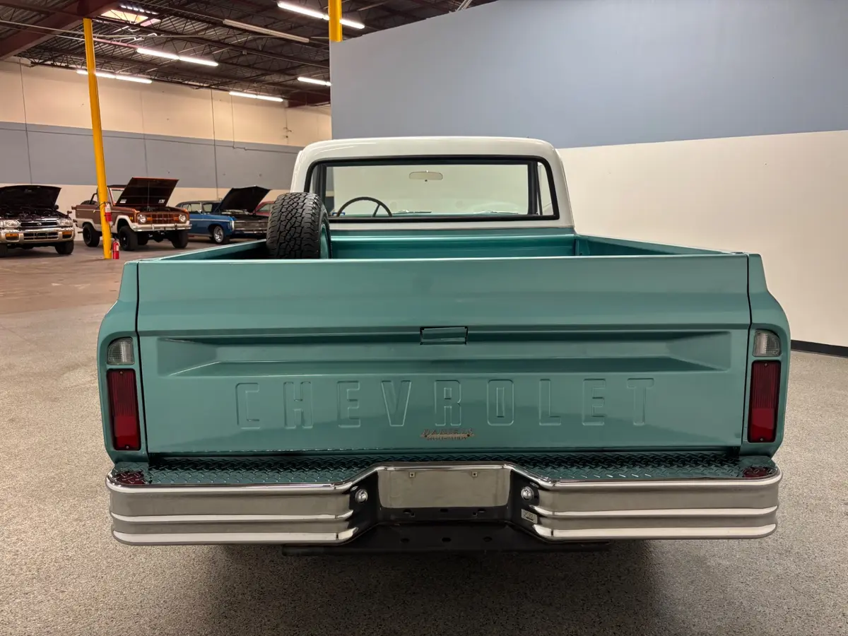 Vehicle photo 6