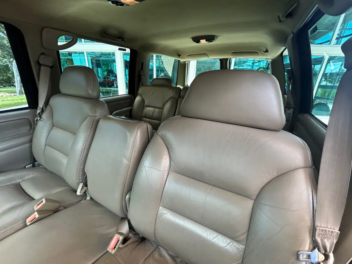 Vehicle photo 19